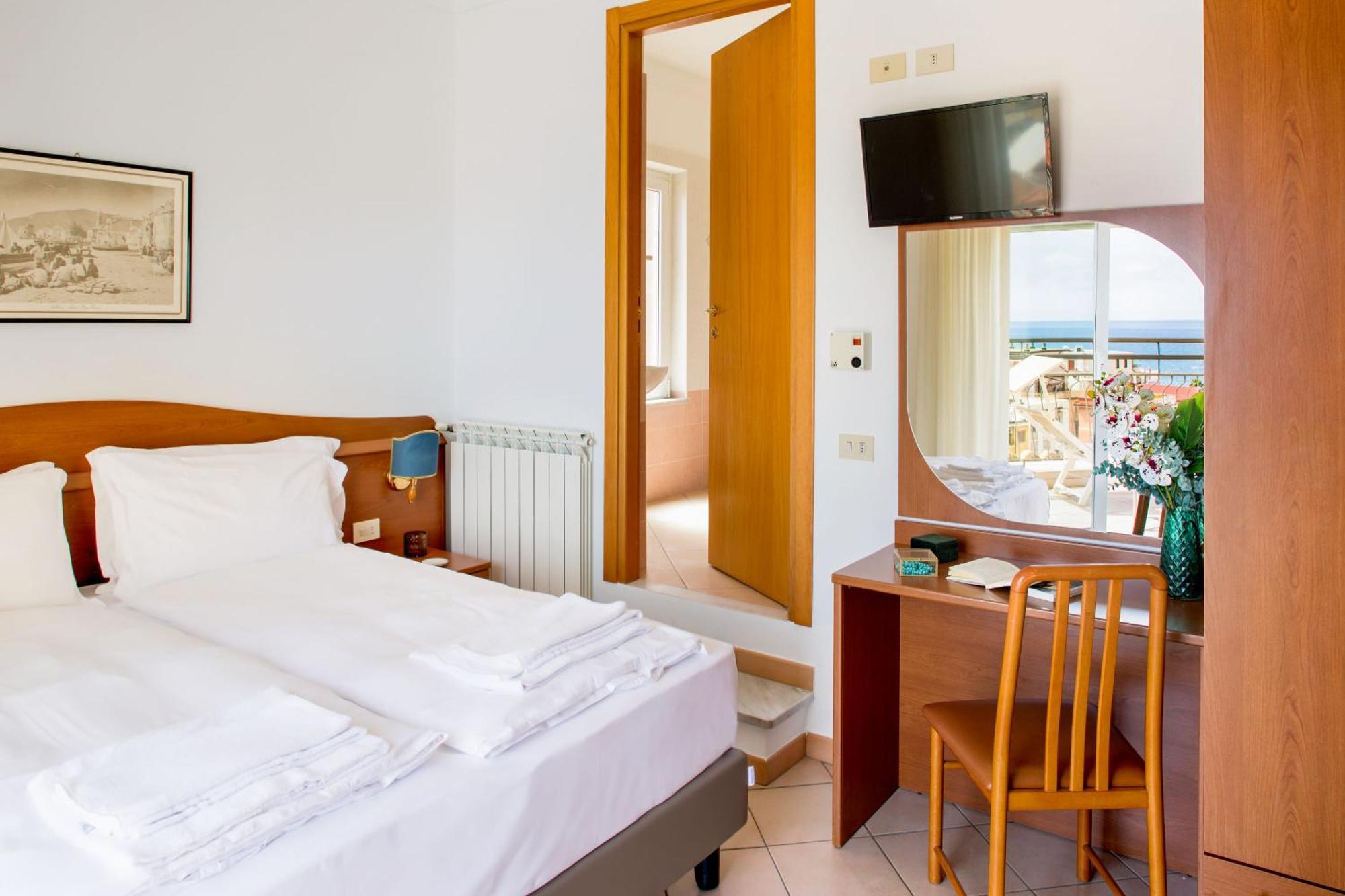 Hotel Tritone Laigueglia Ngoại thất bức ảnh