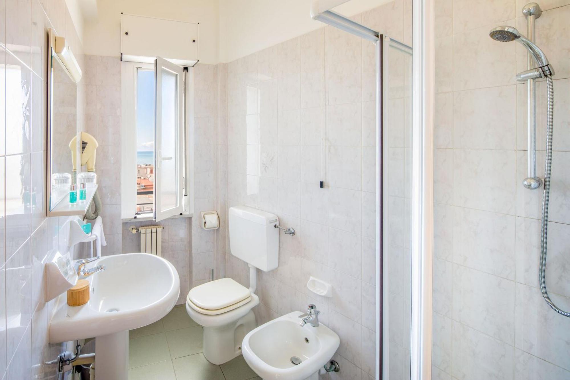 Hotel Tritone Laigueglia Ngoại thất bức ảnh